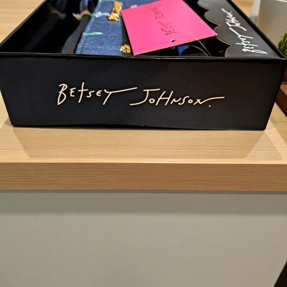 Betsey Johnson Blue Denim Boxed ZA Flower Embroidered Wallet NWT - Picture 5 of 11